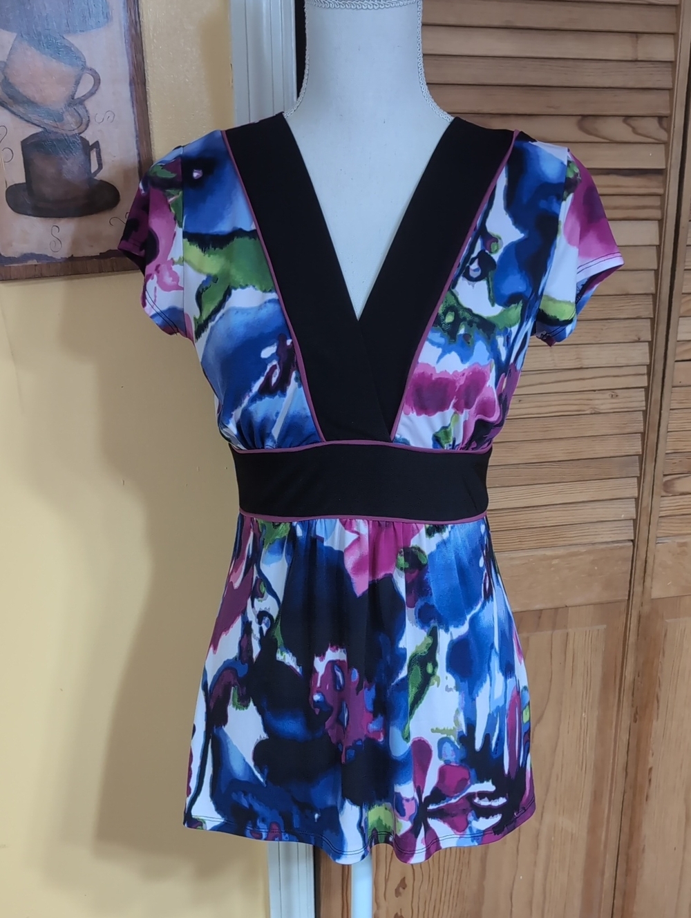 MAURICES Floral V-Neck Top Black Trim M